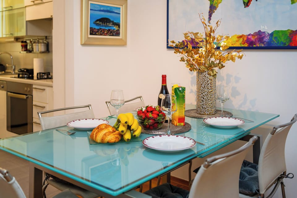 Family Apartment, 2 Bedrooms, 2 Bathrooms (Cityscape Comfort Apartment With) | Dining