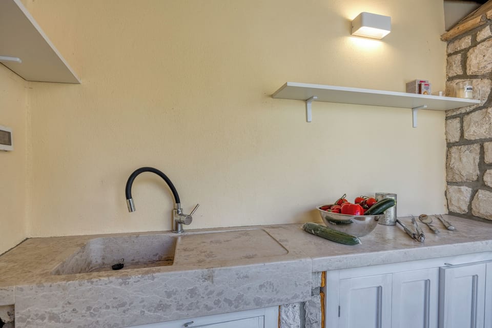 Family House, 3 Bedrooms, 2 Bathrooms (Charming Island Villa Alba) | Private kitchen