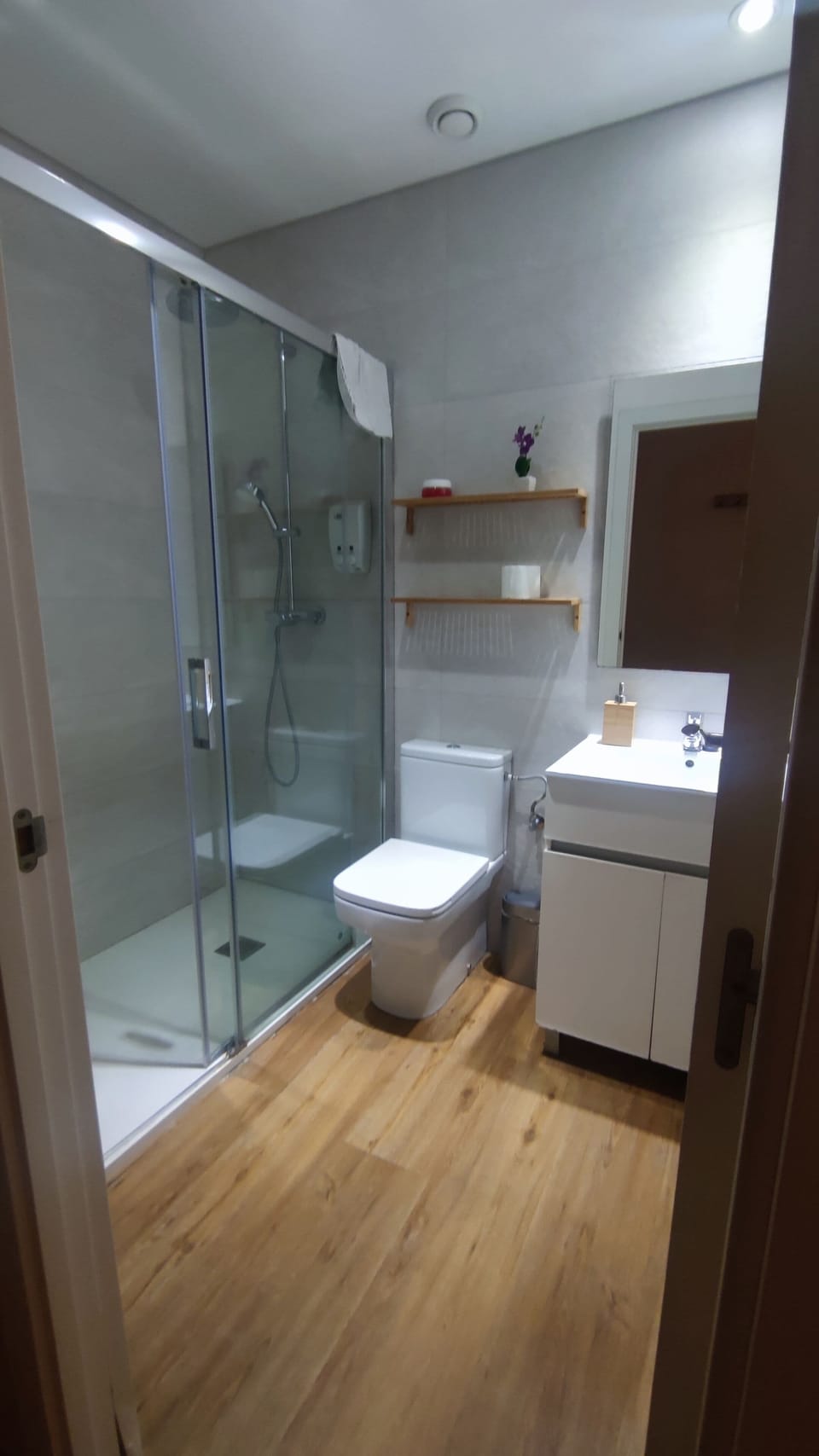 Standard Double Room, 1 Double Bed, Private Bathroom | Bathroom | Shower, free toiletries, hair dryer, towels
