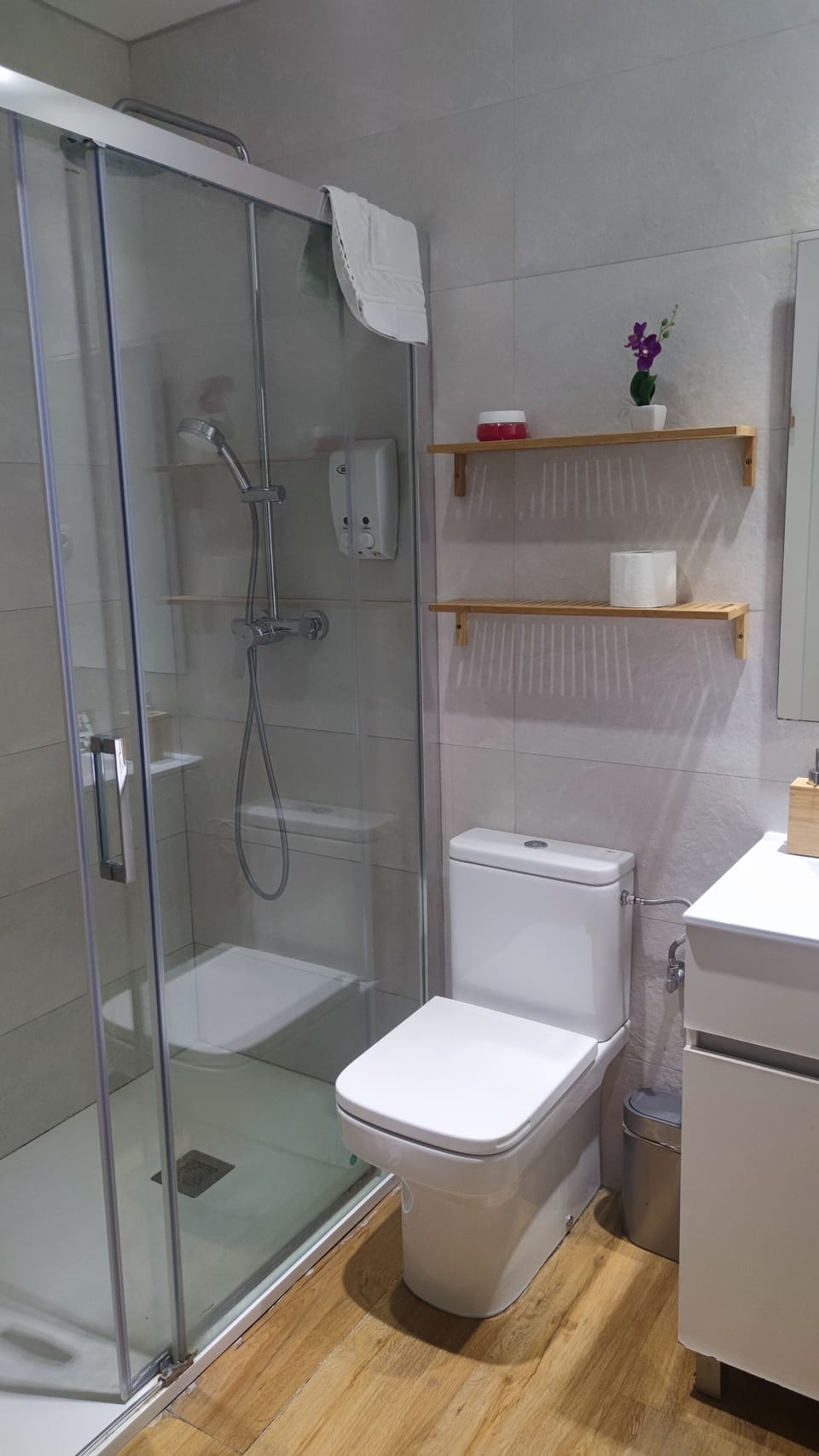 Standard Double Room, 1 Double Bed, Private Bathroom | Bathroom | Shower, free toiletries, hair dryer, towels