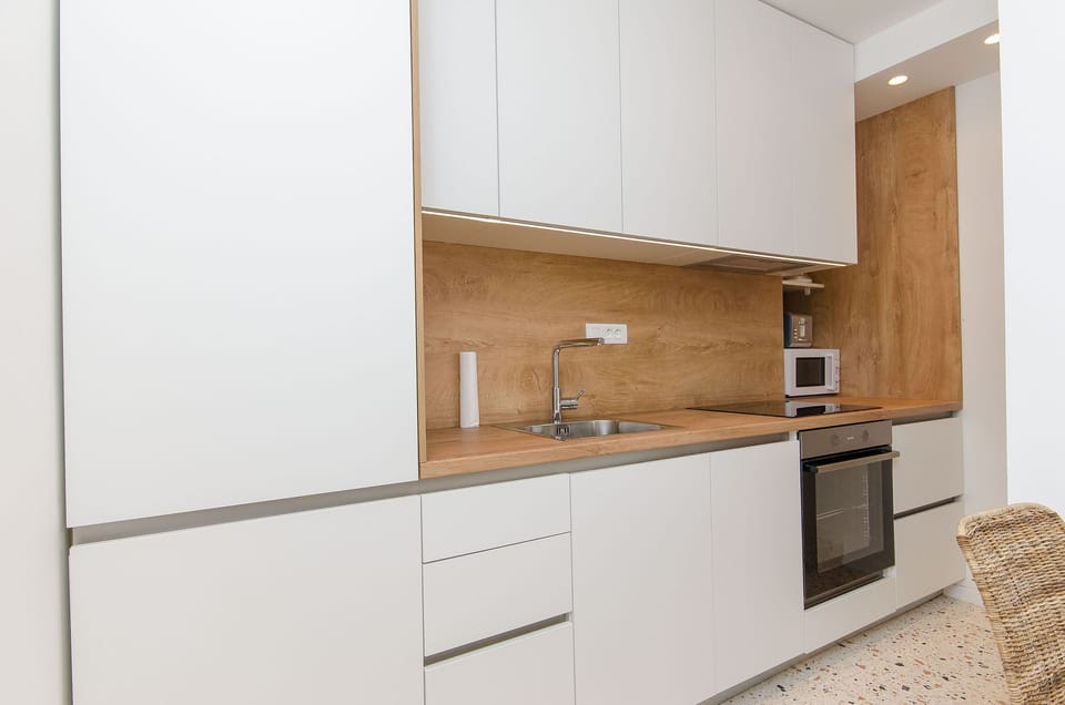 Apartment (A1) | Private kitchen | Fridge, microwave, oven, stovetop