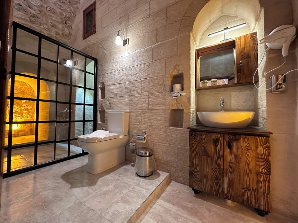 Deluxe Suite, Courtyard View | Bathroom | Shower, rainfall showerhead, hair dryer, slippers