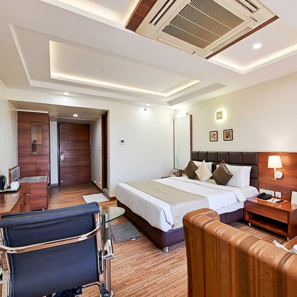 Deluxe Twin Room, City View | In-room safe, desk, iron/ironing board (on request), WiFi (free)