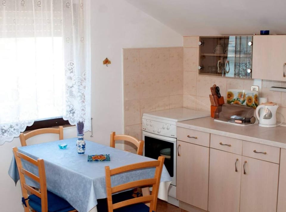 Apartment (One Bedroom Apartment with Terrace Se) | Dining room