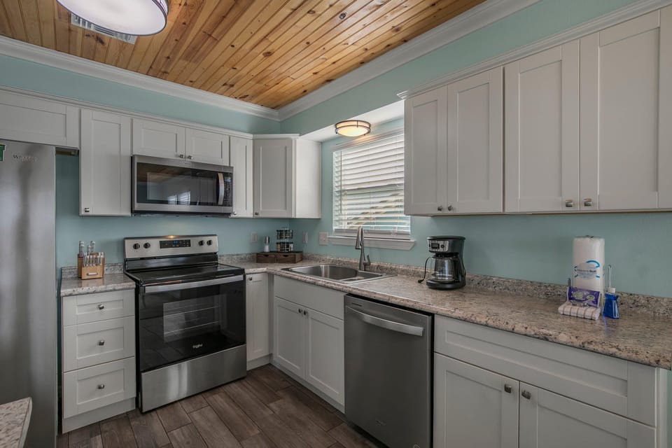House, Multiple Beds (Haven Harbor) | Private kitchen | Oven, toaster