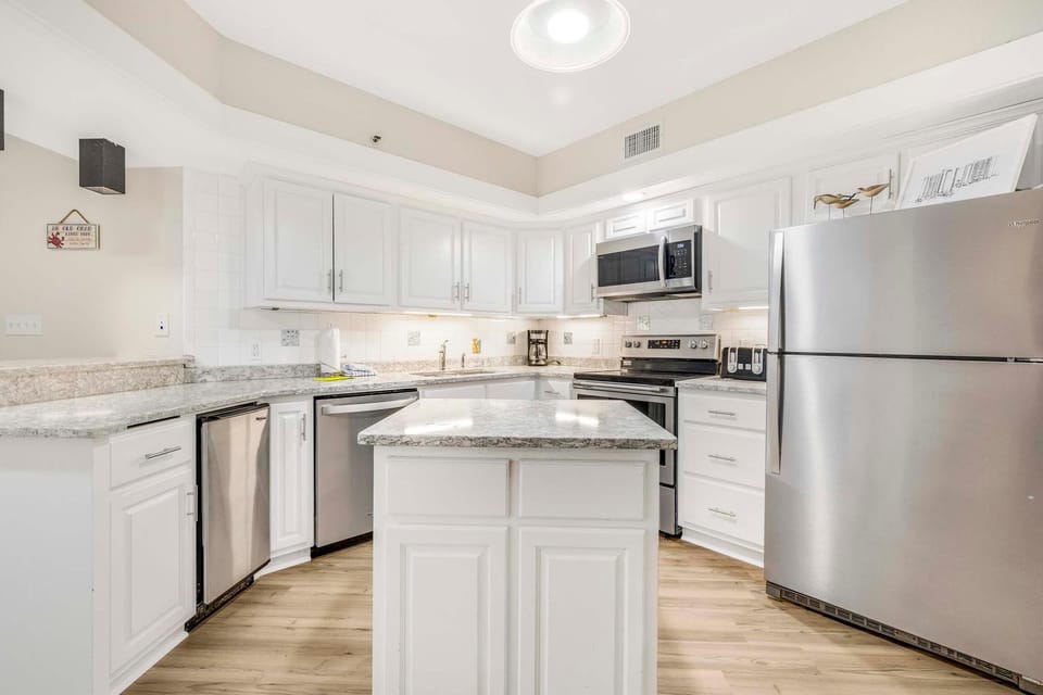 Condo, Multiple Beds (Summer House 1405A) | Private kitchen | Oven