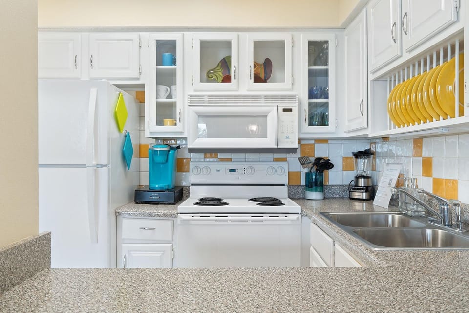 Condo, 1 King Bed with Sofa bed (Summer House West B102) | Private kitchen | Oven