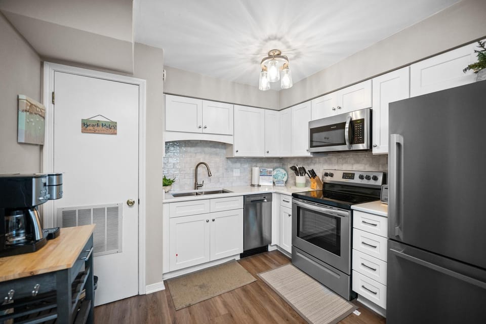 Condo, 1 Queen Bed (The Cove 205B) | Private kitchen | Oven