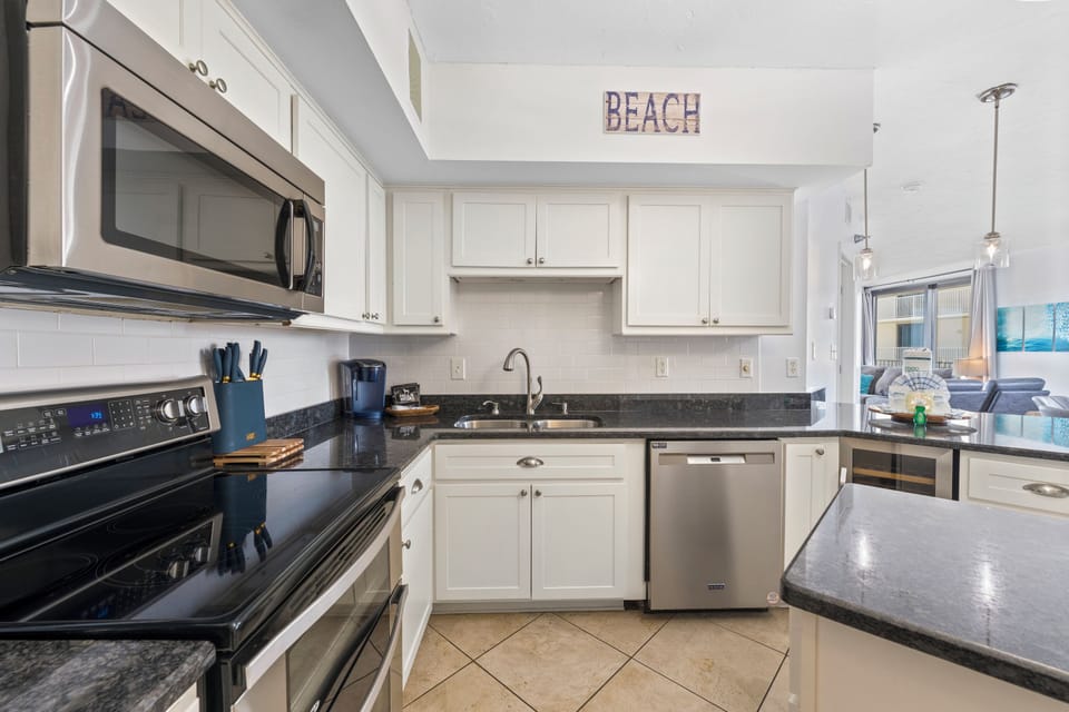 Signature Condo, 3 Bedrooms, Kitchen, Beachfront (Pelican Pointe 506) | Private kitchen | Fridge, microwave, oven, stovetop