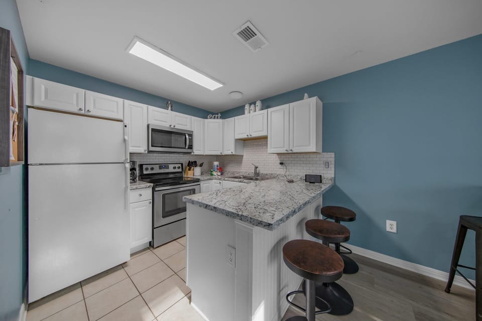 Condo, 1 King Bed with Sofa bed (Grand Caribbean in Perdido Key 111E) | Private kitchen | Oven