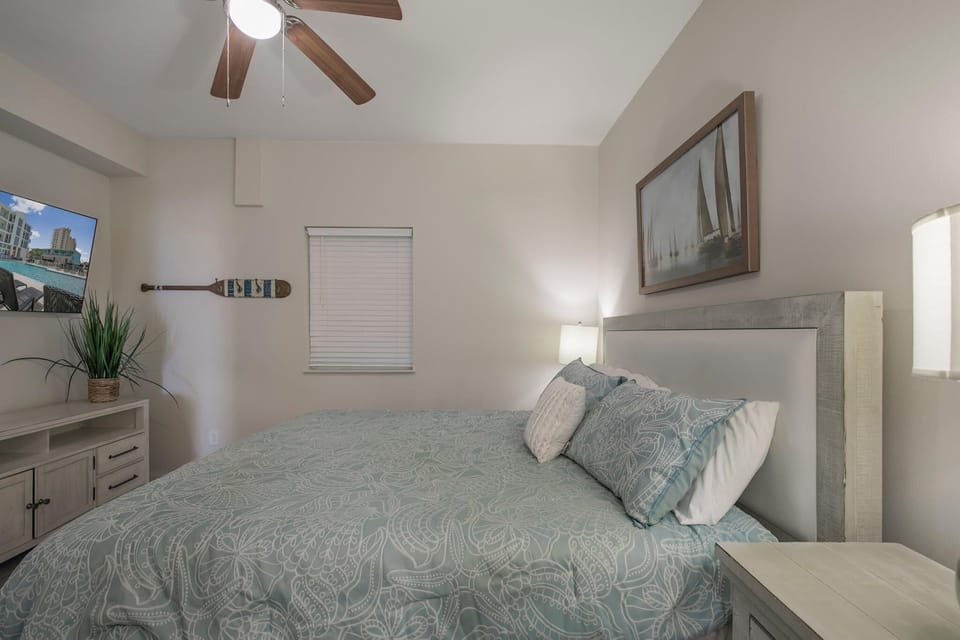 Condo, 1 King Bed with Sofa bed (Sea Glass 403) | 2 bedrooms