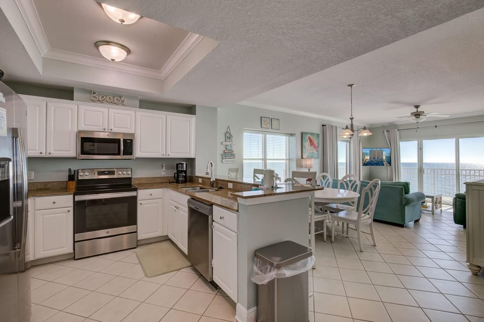 Condo, Multiple Beds (Crystal Shores W 301) | Private kitchen | Oven
