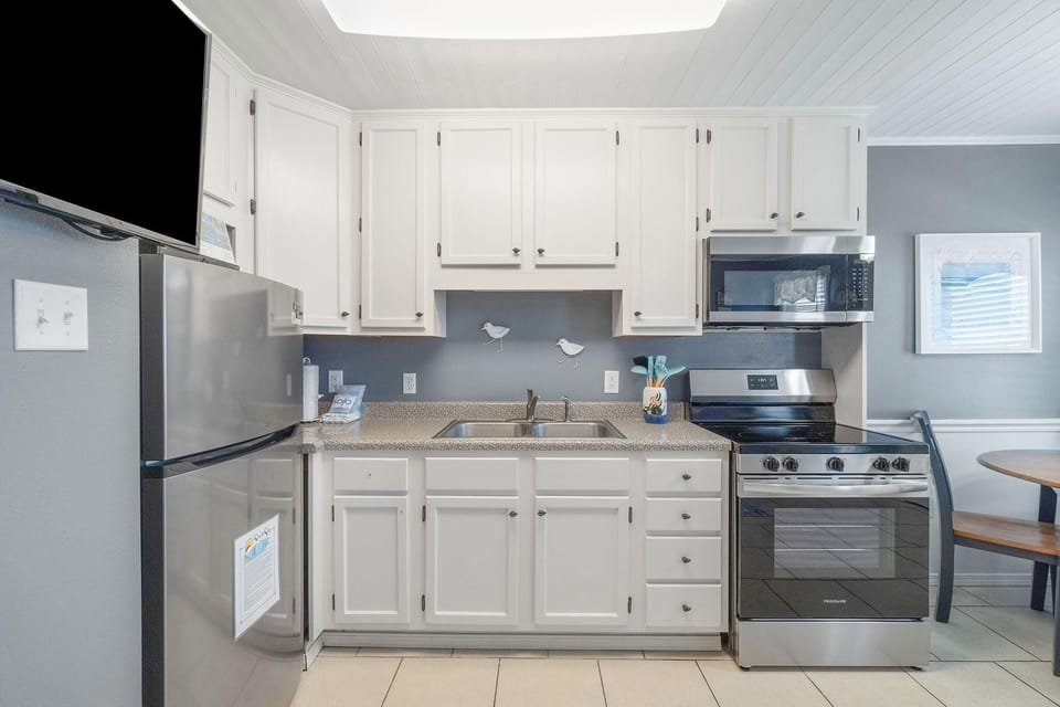 Condo, 1 King Bed with Sofa bed (Sea and Sun 204) | Private kitchen | Oven