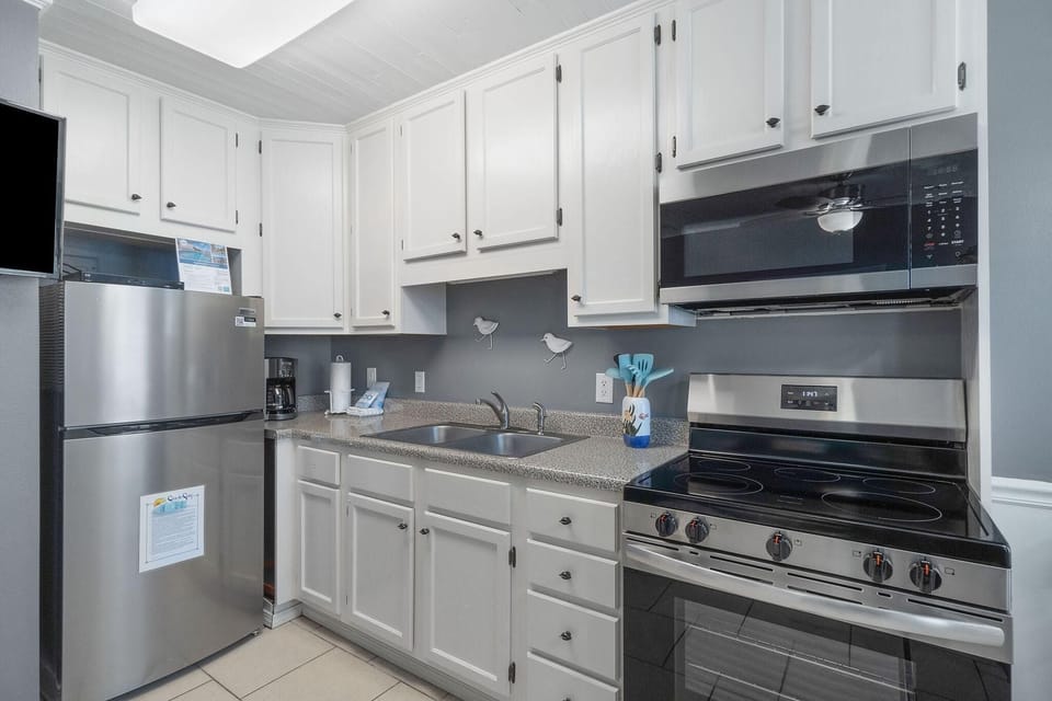 Condo, 1 King Bed with Sofa bed (Sea and Sun 204) | Private kitchen | Oven