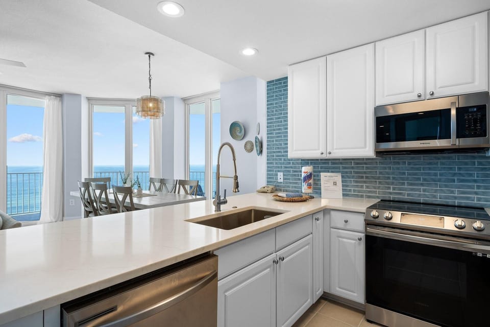 Condo, Multiple Beds (Lighthouse 918) | Private kitchen | Oven, toaster
