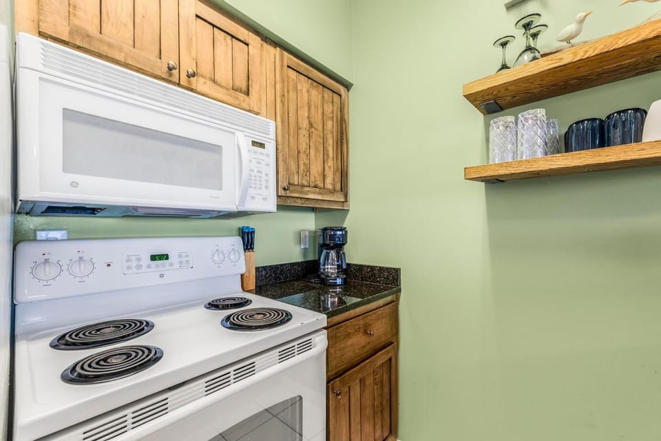 Condo, Multiple Beds (Tradewinds 001) | Private kitchen | Oven