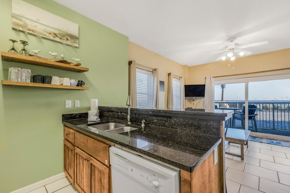 Condo, Multiple Beds (Tradewinds 001) | Private kitchen | Oven