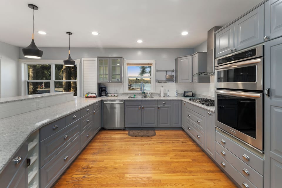 Lodge | Private kitchen | Mini-fridge, microwave, coffee/tea maker, cookware/dishes/utensils