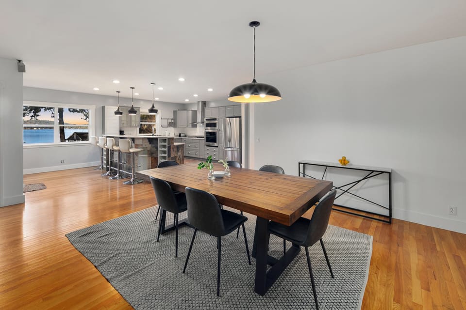Lodge | Private kitchen | Mini-fridge, microwave, coffee/tea maker, cookware/dishes/utensils