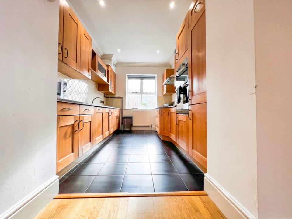 Superior House, Private Bathroom, Park View | Shared kitchen | Full-size fridge, microwave, oven, stovetop