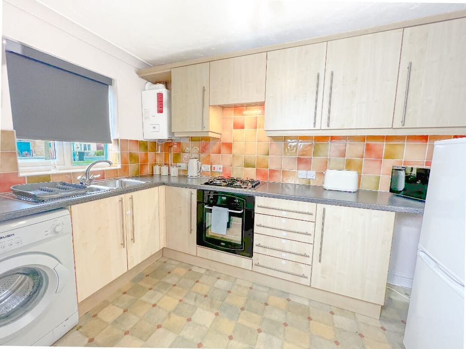 Business House, Private Bathroom, Garden View (Rider Gardens Home) | Shared kitchen | Full-size fridge, microwave, oven, stovetop