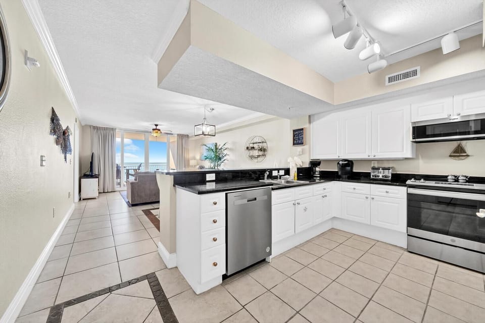 Condo, Multiple Beds (Emerald Beach 225) | Private kitchen | Oven, cookware/dishes/utensils
