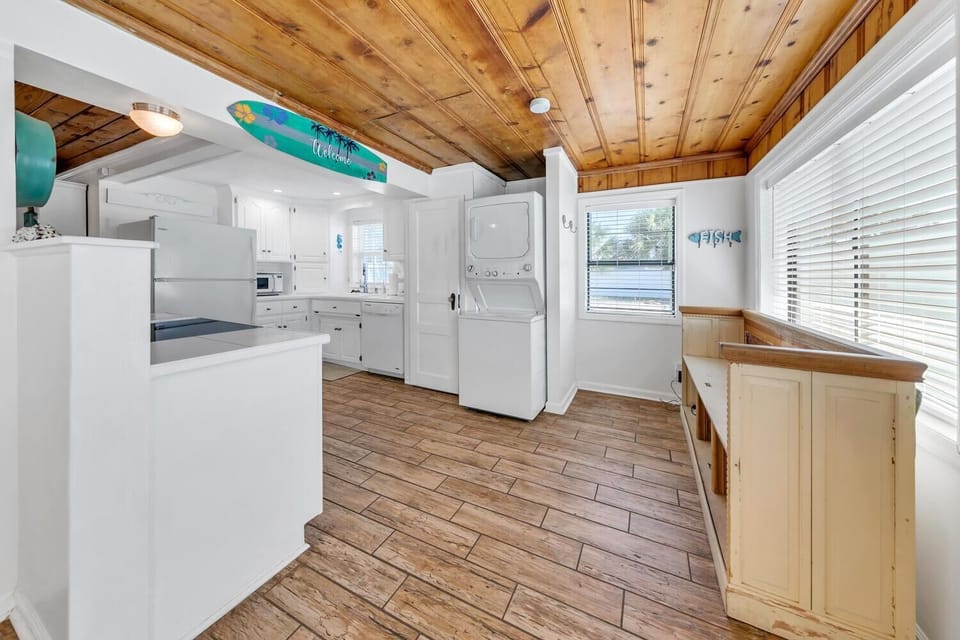 House, Multiple Beds (If It's The Beaches) | Private kitchen | Oven, cookware/dishes/utensils