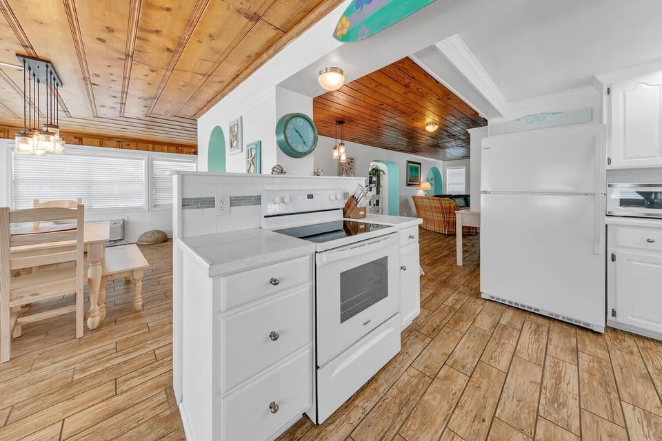 House, Multiple Beds (If It's The Beaches) | Private kitchen | Oven, cookware/dishes/utensils