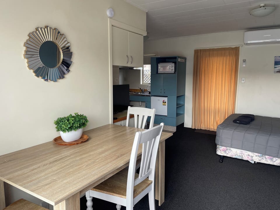 Family Suite (Room 8) | Soundproofing, iron/ironing board, WiFi (free), bed sheets