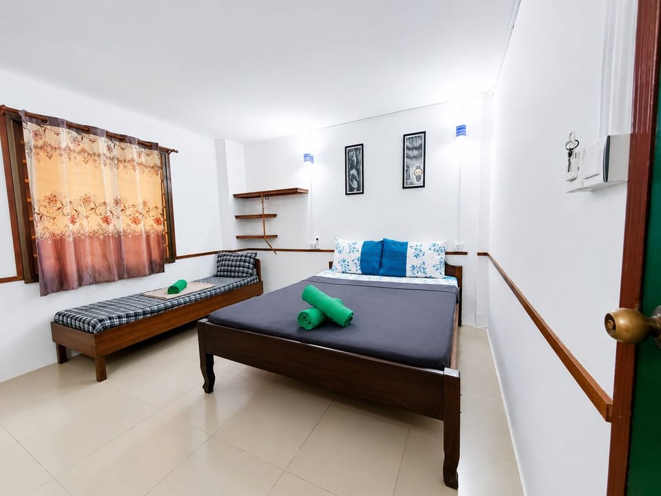 Deluxe Triple Room with Air-conditioner | 1 bedroom, down comforters, desk, free WiFi