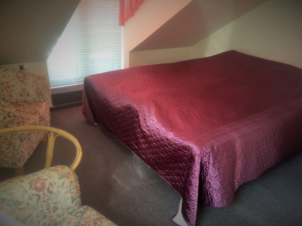 Double Room, Shared Bathroom | Individually decorated, individually furnished, iron/ironing board