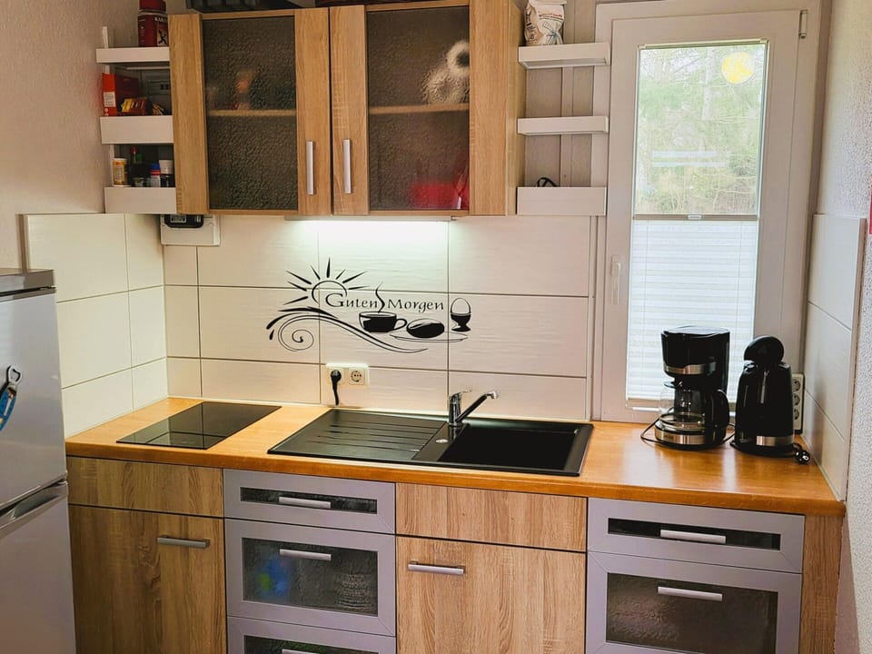 Bungalow | Private kitchen | Electric kettle, toaster