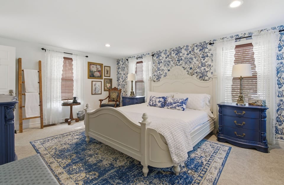 Classic Room (Bernard Shaw) | Premium bedding, individually decorated, free WiFi, bed sheets