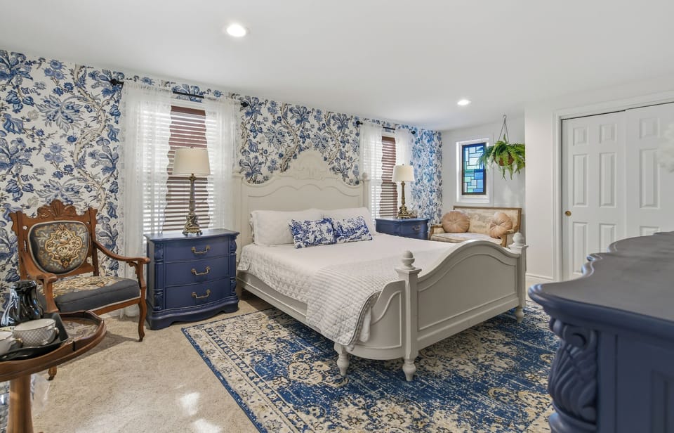 Classic Room (Bernard Shaw) | Premium bedding, individually decorated, free WiFi, bed sheets