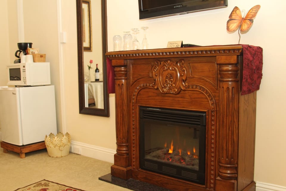 Butterfly Room (Pets Not Allowed) | Iron/ironing board, rollaway beds, free WiFi, bed sheets