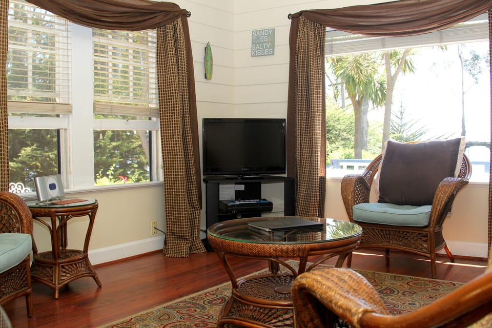 Carriage House (Pets Allowed) | Living area | Flat-screen TV