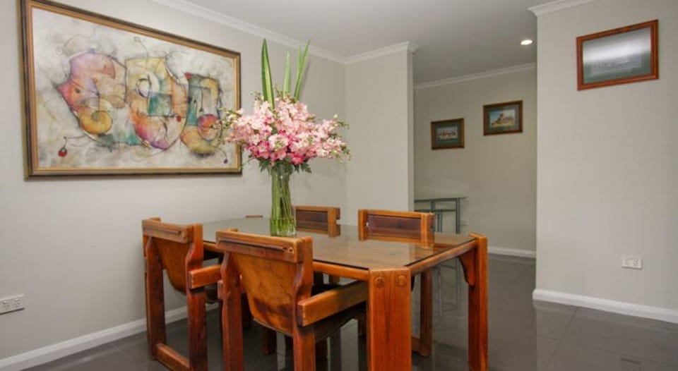 Apartment, 2 Bedrooms | In-room dining