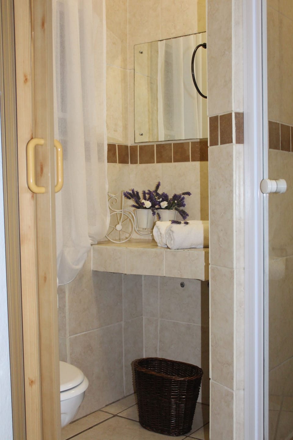 Twin Room (Liebe 5) | Bathroom | Free toiletries, hair dryer, towels
