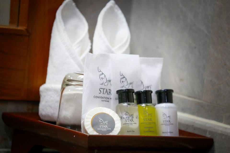 Superior Twin Room ( Carpet) | Bathroom | Combined shower/tub, free toiletries, hair dryer, bathrobes