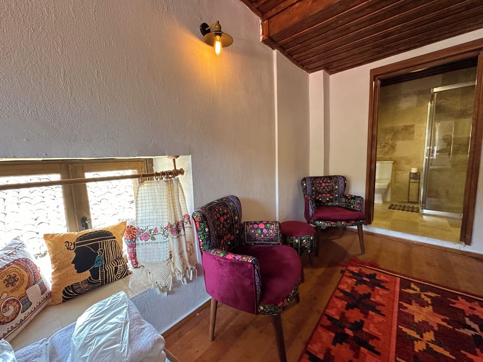 Standard Double Room, Bay View | Living area