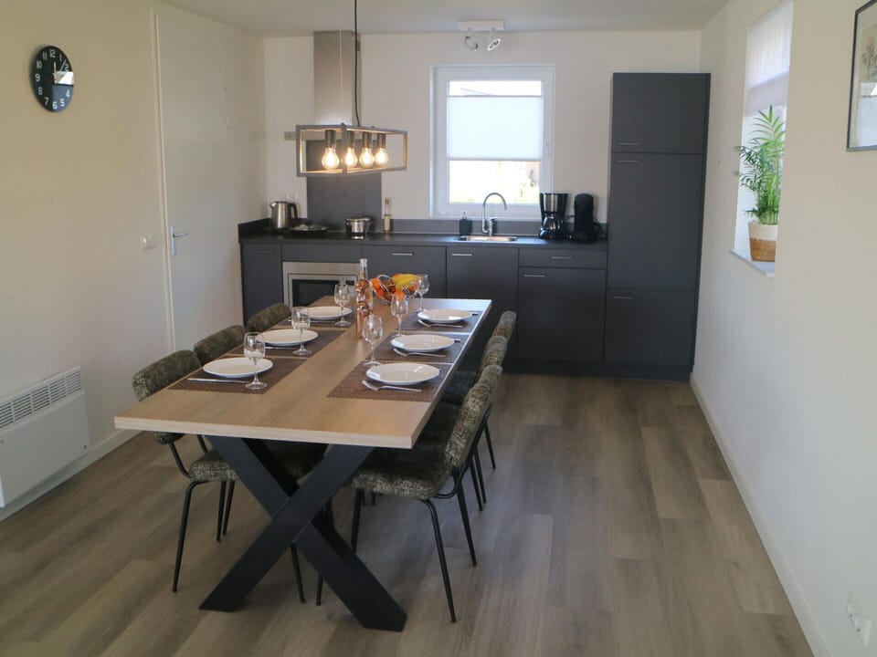 House | Private kitchen | Stovetop, electric kettle, highchair