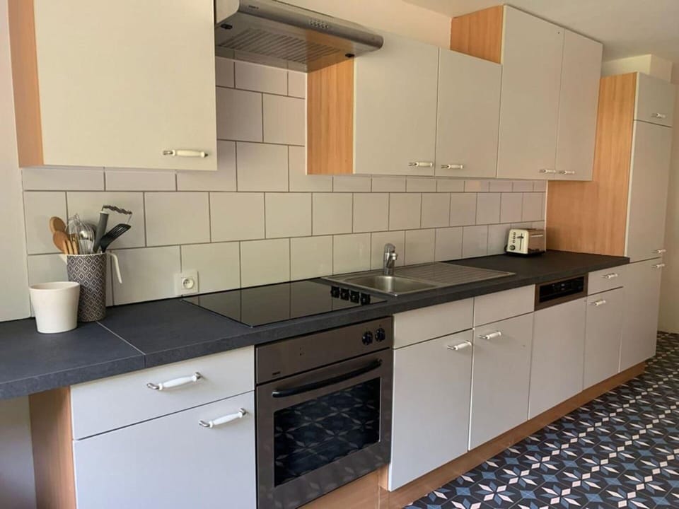 House | Private kitchen | Microwave, coffee/tea maker, electric kettle, toaster