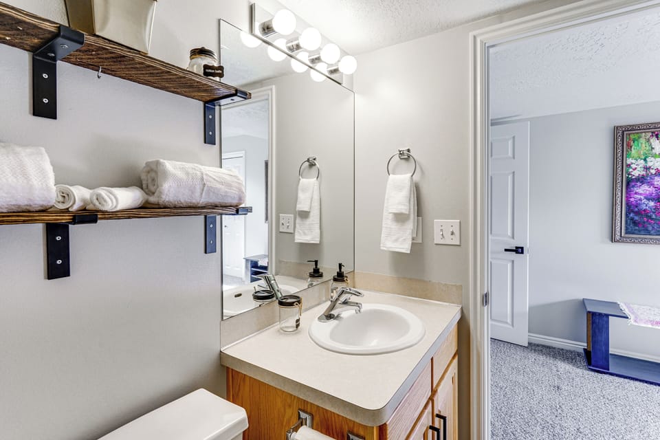Cozy Kaysville Vacation Rental w/ Mountain Views! Apartment in Farmington