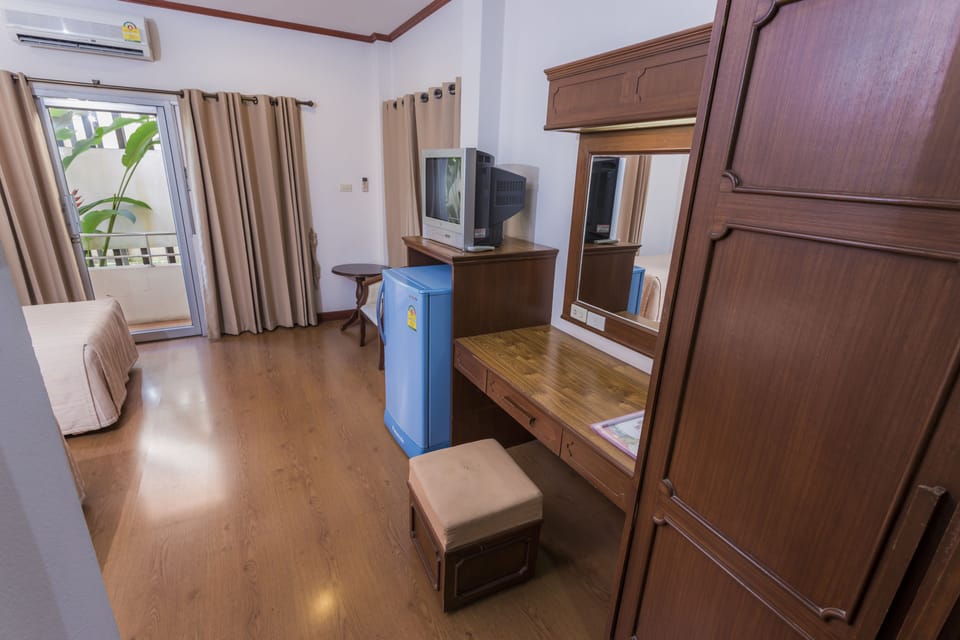 Deluxe Room | In-room safe, desk, rollaway beds, free WiFi