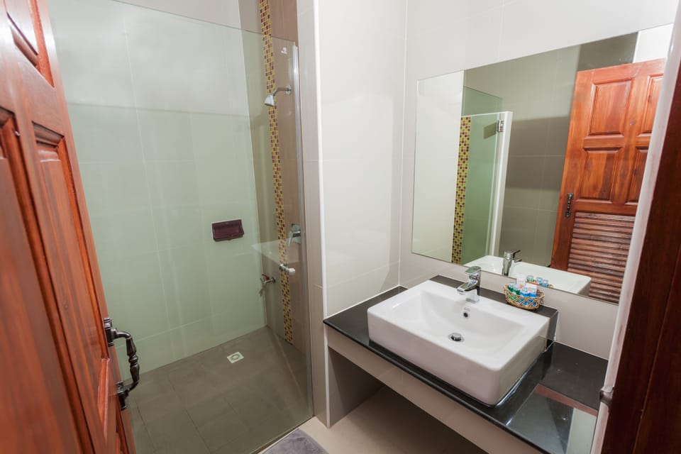 VIP Room | Bathroom | Shower, free toiletries, hair dryer, towels