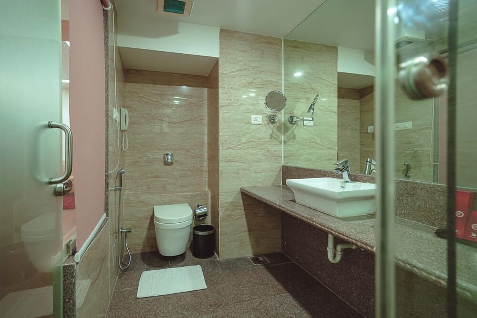 Junior Suite | Bathroom | Shower, hair dryer, bathrobes, slippers