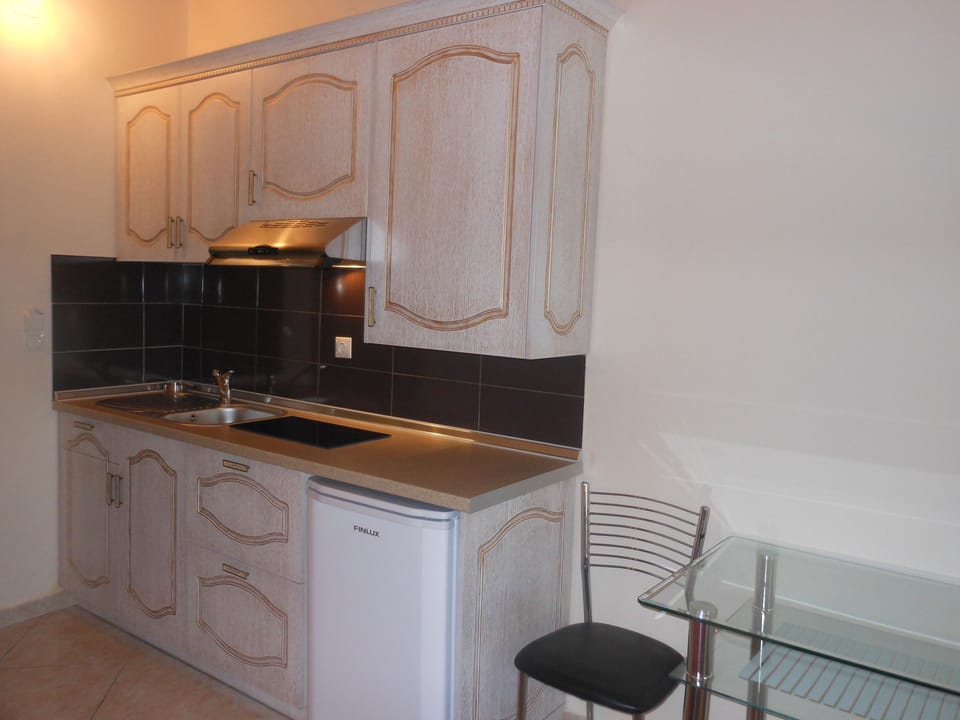 Studio | Private kitchenette | Fridge, microwave, stovetop, coffee/tea maker