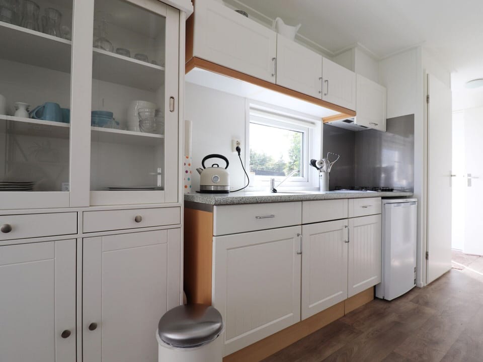 Cottage | Private kitchen | Electric kettle, toaster