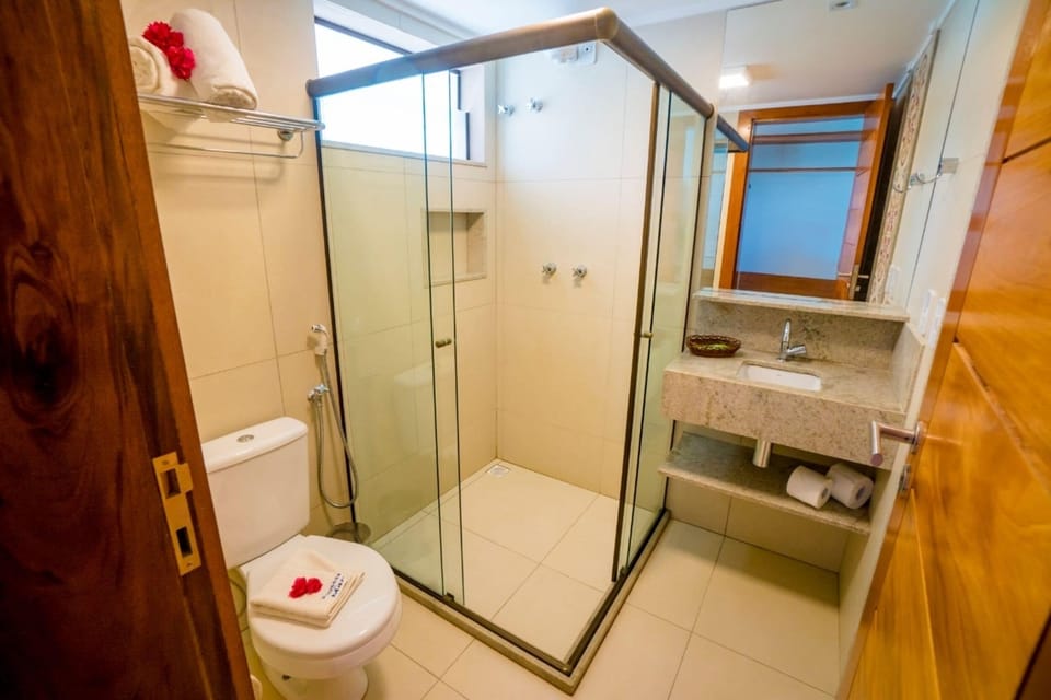 Deluxe Apartment | Bathroom | Shower, free toiletries, towels, soap