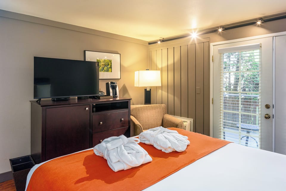 1 Queen Bed with Air Conditioning (No Pets Allowed) | Egyptian cotton sheets, hypo-allergenic bedding available